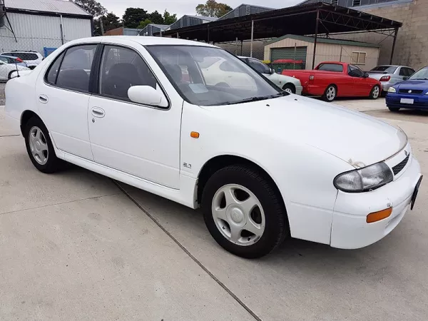 Dịch vụ thay Kính chắn gió xe Nissan Bluebird tận nơi